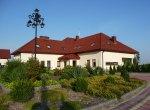 Gospodarstwo agroturystyczne znajduje si� w malowniczym Szanieckim Parku Krajobrazowym. Tury�ci maj� do dyspozycji obiekt po�o�ony na ogrodzonej dzia�ce o pow. 2,5 ha, z parkiem, stawem o pow. 0,37 ha z kt�rego mo�na �owi� ryby, placem zabaw i parkingiem. Oferujemy zamieszkanie w pokojach 1 i 2 osobowych z �azienkami du�ym pokojem dziennym z wyj�ciem na du�y taras, po��czony z cz�ci� parkow� i jadalni�.,agroturystyka,�wi�tokrzyskie, gospodarstwo agroturystyczne, agroturystyka, nocleg, noclegi, przyroda, wypoczynek, w�dkowanie, grzybobranie, 