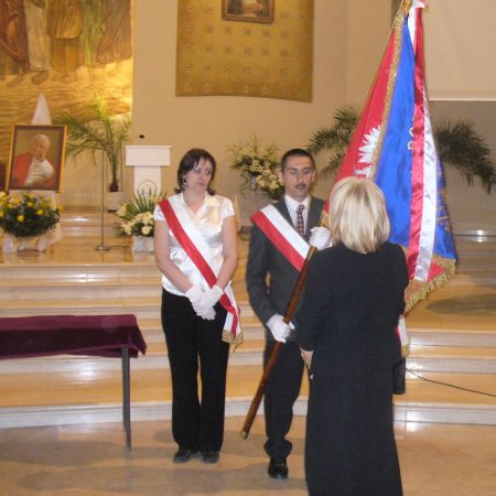 Przekazanie_Sztandaru_Pocztowi_Sztandarowe_mu_Rady_Rodzicow_05_a.jpg