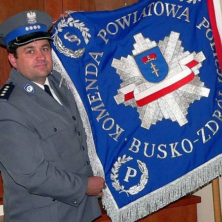 buska_policja_nowy_sztandar1.jpg
