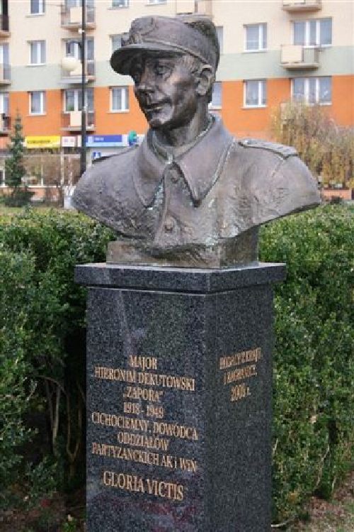 oficer3.jpg