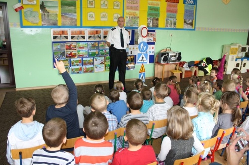 policjanci_u_przedszkolakow1.jpg