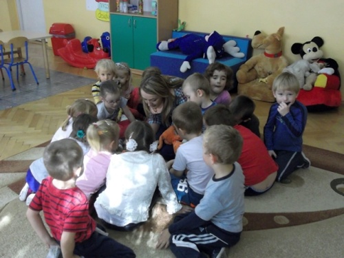 czytanie_na_dywanie_zlota.JPG