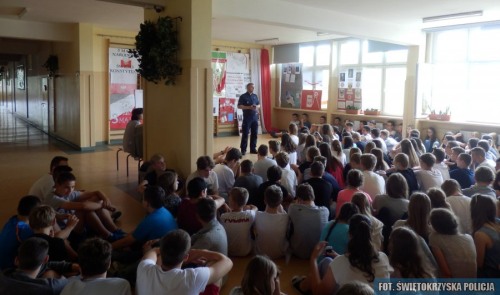 gimnazjalisci_rozmawiali_z_policjantami.jpg