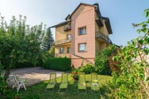 Nowoczesny komfortowy pensjonat położony w centrum uzdrowiska w bliskiej odległość Parku Zdrojowego. Każdy z naszych gości otrzyma pomoc w zorganizowaniu bazy zabiegowej oraz rozrywkowej, możliwość skorzystania z zabiegów kosmetycznych oraz odnowy biologicznej, fryzjera, masaży