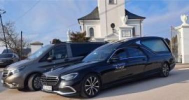 Od ponad 30 lat towarzyszymy rodzinom w najtrudniejszych chwilach, zapewniając profesjonalną i godną uroczystość pogrzebową. Nasza firma działa nieprzerwanie od 1992 roku, opierając swoją pracę na szacunku, empatii i doświadczeniu.
Organizujemy pogrzeby tradycyjne i kremacyjne.