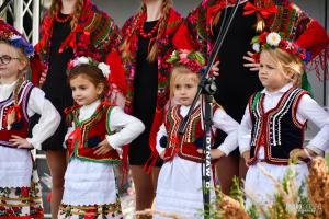Ludowe melodie, tradycyjne stroje i wykonawcy w różnym wieku spotkają się na jednej scenie. W Oblekoniu odbędzie się 13. Przegląd Twórczości Ludowej 'Jesień z folklorem, czyli muzyka łączy pokolenia'. Organizatorzy czekają na solistów i zespoły, a najlepsi mogą liczyć na nagrody rzeczowe i finansowe. Zgłoszenia przyjmowane są do 21 września.