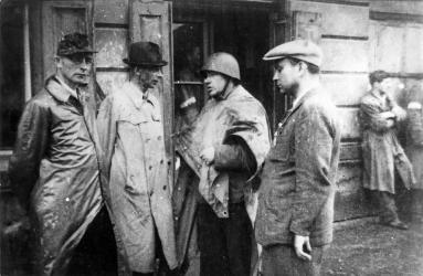 82 lata temu, 31 lipca 1944 roku, dowódca Armii Krajowej - gen. Tadeusz Komorowski Bór - podjął historyczną decyzję o rozpoczęciu Powstania Warszawskiego. Po pięciu latach konspiracyjnej walki, żołnierze podziemia przystąpili do otwartej walki z najeźdźcami niemieckimi, by przywrócić Polsce wolność i ukarać zbrodniarzy za ich dokonane okrucieństwa.
