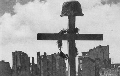 81 lat temu, 1 sierpnia 1944 r., Warszawa stała się miejscem największej akcji zbrojnej podziemia w okupowanej przez Niemców Europie. Powstanie Warszawskie, na mocy decyzji Dowódcy AK gen. Tadeusza Komorowskiego Bora, miało heroiczny cel - wyzwolenie stolicy spod brutalnej niemieckiej okupacji i pragnienie odzyskania niepodległej Polski, wolnej od zarówno niemieckiej jak i sowieckiej dominacji.
