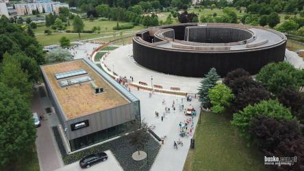 Zarząd Województwa Świętokrzyskiego podjął decyzję o przyznaniu dofinansowania na realizację pierwszego etapu projektu Budowa infrastruktury Szlaku Świętokrzyskich Uzdrowisk. Dzięki unijnemu wsparciu w Busku-Zdroju i Solcu-Zdroju powstanie nowoczesna infrastruktura turystyczna, obejmująca rozbudowę Domu Zdrojowego oraz budowę wieży widokowej w Kikowie.