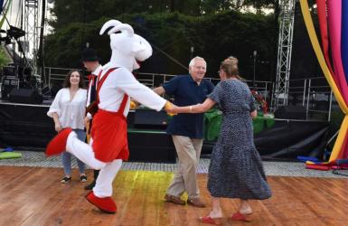 Muzyka, taniec i barwne tradycje z różnych regionów Polski ponownie zagoszczą w Pacanowie. Europejskie Centrum Bajki im. Koziołka Matołka zaprasza dzieci, młodzież i dorosłych do udziału w Ogólnopolskim Konkursie Śpiewaj i tańcz na ludowo!