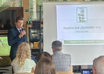 W dniach 25-27 lipca 2025 roku kompleks #TężniaBusko stał się centrum wydarzeń związanych z tematyką soli i jej znaczeniem dla zdrowia oraz kultury uzdrowiskowej. Targ Solny 2025 zgromadził mieszkańców, kuracjuszy i turystów, oferując im zarówno dawkę wiedzy, jak i okazję do aktywnego wypoczynku.