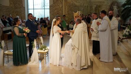 44. Kielecka Piesza Pielgrzymka na Jasną Górę, przebiegająca pod hasłem Z Maryją jesteśmy pielgrzymami nadziei, to ośmiodniowa, 200-kilometrowa droga modlitwy i refleksji. W tym roku pielgrzymce towarzyszył wyjątkowy moment – ślub dwojga pielgrzymów.