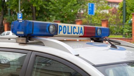Wczoraj wieczorem buscy policjanci otrzymali zgłoszenie o mężczyźnie jadącym motorowerem bez kasku ochronnego. Według informacji kierujący poruszał się drogą krajową nr 73 w kierunku Chmielnika. Na miejsce skierowano policyjny patrol Kontroli Ruchu Drogowego.