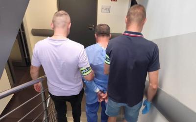 W jednej z miejscowości w gminie Sędziszów doszło do dramatycznego zdarzenia. 62-letni mężczyzna, mimo sądowego zakazu kontaktowania się z żoną i obowiązującego go dozoru policyjnego, zaatakował swoją 59-letnią żonę i trzykrotnie ją postrzelił z przerobionej broni palnej.