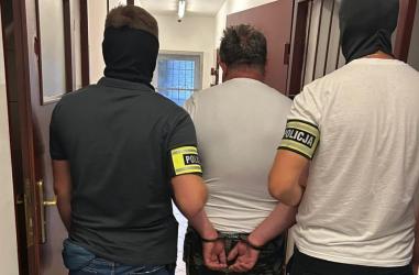 Dzięki błyskawicznej i skoordynowanej akcji funkcjonariuszy z kilku jednostek policji zatrzymano 56-letniego mężczyznę, podejrzanego o bezprawne pozbawienie wolności 52-letniej kobiety ze szczególnym udręczeniem. Do dramatycznych wydarzeń doszło w nocy z czwartku na piątek na terenie jednej z posesji w gminie Oksa, powiat jędrzejowski.