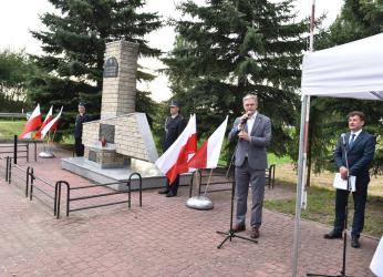 W niedzielę, 3 sierpnia 2025 roku, przy pomniku w Słupi odbyły się uroczystości upamiętniające 81. rocznicę bitwy stoczonej przez oddziały Batalionów Chłopskich i Ludowej Straży Bezpieczeństwa z kolumną transportową 10 Dywizji Pancernej Wehrmachtu. Wydarzenie to stanowi jedno z ważniejszych świadectw lokalnego oporu wobec okupanta niemieckiego podczas II wojny światowej. 