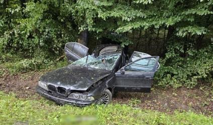 W środę, 6 sierpnia, kilka minut po godzinie 8:00 na drodze powiatowej w miejscowości Widuchowa doszło do poważnego wypadku drogowego. 21-letni kierowca samochodu osobowego, jadąc sam, na łuku drogi stracił panowanie nad pojazdem, zjechał na przeciwległy pas jezdni, a następnie uderzył w przydrożne drzewo.