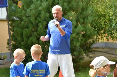Na terenie zielonym Niepublicznego Przedszkola Artystyczno-Językowego Słoneczko odbył się Dzień Sportu, którego celem była integracja, wspólna zabawa i promowanie aktywnego stylu życia wśród najmłodszych. W wydarzeniu wziął udział wyjątkowy gość - Grzegorz Gabor Jędrzejewski, współprowadzący i bramkarz w programie Turbokozak emitowanym na antenie Canal+.