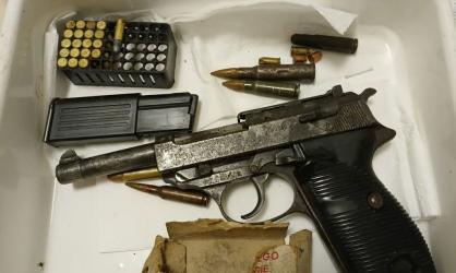 Buscy policjanci zatrzymali dwóch mieszkańców miasta, którzy usłyszeli zarzuty związane z nielegalnym posiadaniem broni, amunicji oraz środków odurzających.