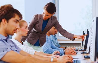 Mieszkańcy województwa świętokrzyskiego mogą skorzystać z bezpłatnych szkoleń komputerowych organizowanych w ramach projektu Manufaktura Kompetencji Cyfrowych. To propozycja dla osób, które chcą podnieść swoje umiejętności cyfrowe i wykorzystać je w pracy oraz życiu codziennym.
