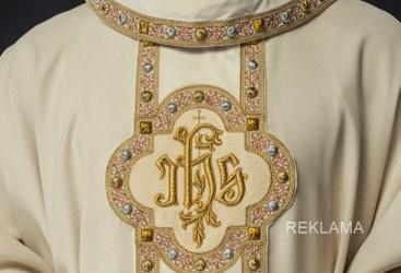 Szaty liturgiczne to coś więcej niż tylko ubiór kapłana czy diakona. To integralna część liturgii, która od wieków kształtuje jej charakter, podkreśla jej podniosłość i stanowi wizualny wyraz głębokiej duchowości wiernych.