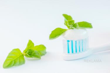 W dobie rosnącej popularności naturalnej pielęgnacji coraz więcej osób sięga po produkty ziołowe - również w zakresie higieny jamy ustnej. Pasty ziołowe zyskują zwolenników nie tylko ze względu na roślinny skład, ale też łagodniejsze działanie, odpowiednie dla wrażliwych dziąseł i osób ceniących prostotę oraz bezpieczeństwo formuły.