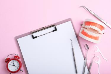 Lekarz dentysta, tak jak inni lekarze, ma uprawnienia do wystawiania L4. Zwolnienie dostaniesz, gdy stan po zabiegu lub choroba jamy ustnej uniemożliwiają Ci pracę. 