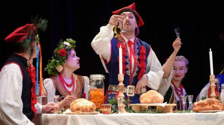 Buskie Samorządowe Centrum Kultury rozbrzmiewa dziś muzyką, śpiewem i tańcem, a scena wypełnia się barwnymi strojami oraz opowieścią mocno zakorzenioną w tradycji Ponidzia. Prapremiera widowiska Tradycyjne Wesele Ponidziańskie live odbyła się o godzinie 14:00, a już o 17:00 publiczność zobaczy premierę - drugi, premierowy spektakl tego samego dnia. Wstęp wolny!