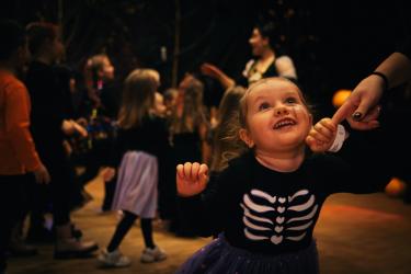 15 listopada 2025 roku Pacanów po raz kolejny zamienił się w najbardziej upiorne miejsce na mapie świata! Wszystkie czarownice, duchy, wampirki i straszydła – zgodnie z zapowiedzią – przybyły tłumnie na Strrraszne Party!