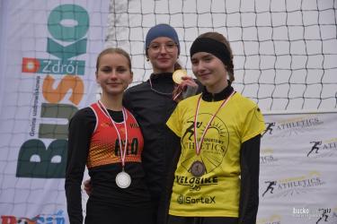 W niedzielę, 16 listopada 2025 roku, stadion miejski w Busku-Zdroju ponownie stał się areną najważniejszej imprezy przełajowej w regionie. Po czternastoletniej przerwie do miasta powróciły Mistrzostwa Województwa Świętokrzyskiego w Biegach Przełajowych, gromadząc zawodników z czołowych klubów lekkoatletycznych województwa.