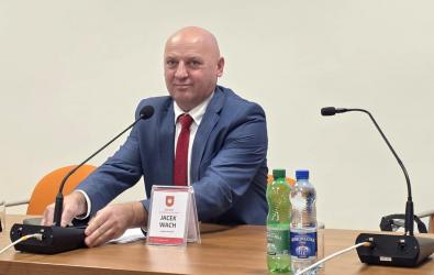 Trwa XXI Sesja Rady Miejskiej w Busku-Zdroju, podczas której radni wybrali nowego przewodniczącego. Podczas obrad przyjęto rezygnację Justyny Nurek z funkcji przewodniczącej, a dziś z pełnienia funkcji zrezygnował również wiceprzewodniczący Jacek Wach. Zapraszamy do oglądania naszej transmisji na żywo.