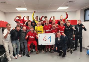 AKS 1947 Busko-Zdrój w imponującym stylu zakończył rundę jesienną Keeza IV Ligi Świętokrzyskiej. W ostatnim meczu w 2025 roku zespół pewnie pokonał Spartakusa Daleszyce aż 6:1, potwierdzając swoją dominację i utrzymując pozycję lidera z przewagą 10 punktów nad drugim miejscem.


