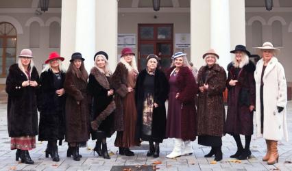 W niedzielę, 16 listopada, przy muszli koncertowej w buskim Parku Zdrojowym odbył się pokaz zimowej kolekcji Galerii Manufaktura. Wydarzenie potwierdziło, że moda może być dostępna dla każdego, a przestrzeń miejska potrafi stać się naturalnym wybiegiem.