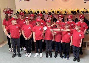 Młodzi druhowie z OSP Mikułowice nagrali krótki film, w którym przypominają, jak ważna w każdym domu jest czujka dymu. Dzieci doskonale wiedzą, że to małe urządzenie może uratować życie, dlatego postanowiły w prosty i przystępny sposób pokazać, dlaczego warto je mieć.