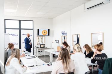 Rozwój kompetencji w firmie to inwestycja, która przekłada się na wymierne efekty biznesowe. Przedsiębiorcy z województwa świętokrzyskiego mogą skorzystać ze szkoleń finansowanych w znacznej części ze środków publicznych.