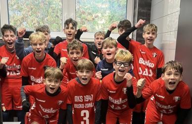 SAS Akademia AKS 1947 Busko-Zdrój zakończyła rundę jesienną z bardzo dobrymi wynikami, prezentując wysoki poziom szkolenia oraz systematyczny rozwój młodych zawodników. Zespoły występujące w najstarszych rocznikach Akademii osiągnęły solidne rezultaty w swoich ligach, co potwierdza konsekwentną pracę trenerów oraz zaangażowanie zawodników.
