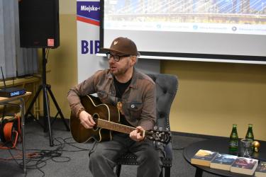 3 grudnia 2025 roku Miejsko-Gminna Biblioteka Publiczna w Busku-Zdroju zmieniła swój charakter, przypominając raczej literacką tawernę niż tradycyjną czytelnię. Wszystko za sprawą spotkania autorskiego z Krzysztofem Beśką.