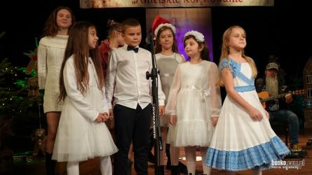 W świąteczną atmosferę wprowadziła mieszkańców ósma edycja Przeglądu Kolęd i Pastorałek Szkół Podstawowych Anielskie Kolędowanie, która odbyła się 4 grudnia 2025 roku w Sali Widowiskowej Buskiego Samorządowego Centrum Kultury.