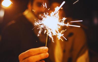 W Busku-Zdroju pojawiają się pierwsze, nieoficjalne informacje o możliwym powrocie miejskiej zabawy sylwestrowej. Po kilkuletniej przerwie trwają prace nad przywróceniem wydarzenia, które w przeszłości gromadziło mieszkańców na wspólnej, plenerowej celebracji ostatniej nocy roku.