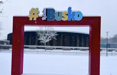 Kompleks Tężnia Busko-Zdrój przygotował na grudzień bogaty program wydarzeń, który z pewnością zainteresuje zarówno mieszkańców, jak i gości odwiedzających uzdrowisko. W harmonogramie znalazły się spotkania artystyczne, spacery z przewodnikiem, koncerty, wykłady oraz wyjątkowe wydarzenia świąteczne.