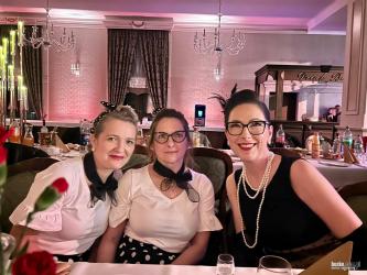 Pałac w Konarach stał się w piątkowy wieczór, 28 listopada, miejscem wyjątkowego wydarzenia, które na trwałe wpisało się w kalendarz lokalnych inicjatyw. To właśnie tam odbył się dziewiętnasty Comber Babski, przygotowany przez Koalicję Kół Gospodyń Wiejskich i Miejskich. Panie prezentowały się niesamowicie!

