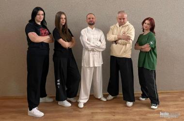 W piątek, 28 listopada 2025 roku, zakończył się projekt Tradycyjna Medycyna Chińska - drogowskazem do zdrowia, realizowany w ramach grantu Młodzi Świętokrzyskie. Patronat nad przedsięwzięciem sprawował Buski Klub Kung fu YANTAI. 