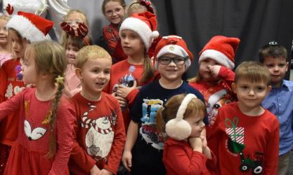 W Miejsko-Gminnej Bibliotece Publicznej w Busku-Zdroju wydarzyło się coś, co na długo pozostanie w pamięci najmłodszych czytelników. Miejsce, w którym na co dzień królują cisza i książki, zamieniło się w prawdziwą scenę zimowych czarów. 