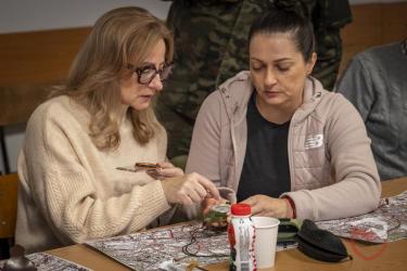 Blisko 30 osób wzięło udział w kolejnym etapie szkoleń realizowanych w ramach pilotażowego programu wGotowości. Instruktorzy z 103. batalionu lekkiej piechoty oraz 102. blp gościli uczestników w murach swoich jednostek, prowadząc całodniowe szkolenie z modułu podstaw bezpieczeństwa. 