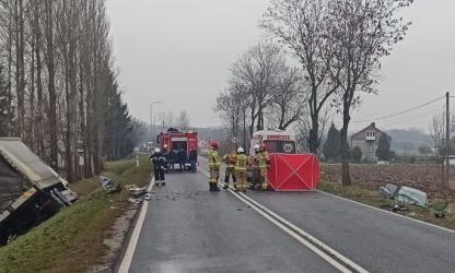 Dziś, 1 grudnia, o godzinie 12:27, służby ratunkowe otrzymały zgłoszenie o wypadku w miejscowości Winiary Dolne, na drodze krajowej nr 79. Jak wynika z ustaleń, doszło tam do zderzenia czołowego samochodu osobowego z samochodem ciężarowym marki MAN.