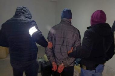 Buscy kryminalni zatrzymali 44-letniego mieszkańca miasta podejrzewanego o wielokrotne kradzieże paliwa z wykorzystaniem służbowej karty firmowej. Według ustaleń policji kierowca busa od marca 2025 roku tankował olej napędowy nie tylko do pojazdu, którym jeździł w pracy, lecz również do prywatnych kanistrów. Następnie miał odsprzedawać paliwo po zaniżonej cenie.