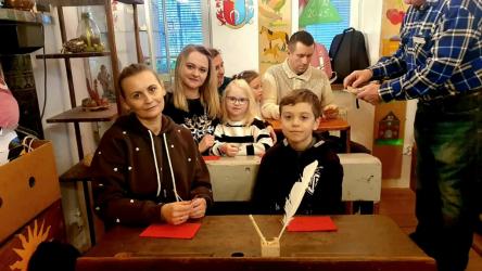 Edukacja przez zabawę, tradycje świąteczne i odrobina magii - tak wyglądał wyjazd zorganizowany w sobotę, 29 listopada przez Stowarzyszenie Razem Dzieciom. Dzieci i opiekunowie spędzili dzień na warsztatach piernikowych i kaligraficznych oraz odwiedzili krakowski jarmark i Ogród Świateł.