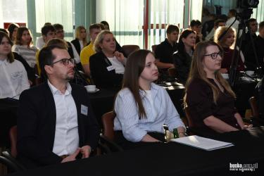 Międzynarodowe doświadczenia, nowe kompetencje i spojrzenie na zrównoważony rozwój wyznaczyły główne akcenty konferencji, która podsumowała jeden z projektów edukacyjnych buskiej budowlanki. Dziś zaprezentowano efekty zagranicznych praktyk zawodowych uczniów, którzy zdobywali umiejętności w rumuńskiej Transylwanii.