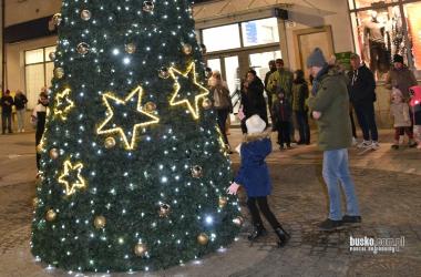 W piątek, 12 grudnia 2025r.  na Placu Zwycięstwa w Busku-Zdroju odbędzie się uroczysta inauguracja Sezonu Bożonarodzeniowego. W tym wyjątkowym momencie rozbłyśnie świąteczna choinka, a wraz z nią wszystkie iluminacje, które wprowadzą mieszkańców i gości miasta w magiczny, świąteczny nastrój. 