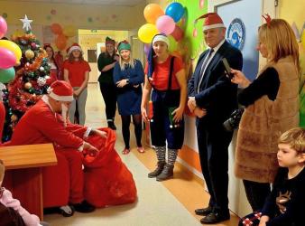 W buskim szpitalu znów wydarzyło się coś, co nawet w trudnych okolicznościach potrafi przywrócić dzieciom uśmiech. Mikołajki na Oddziale Pediatrycznym, od lat pielęgnowane jako wyjątkowa tradycja, ponownie udowodniły, że magia świąt potrafi dotrzeć wszędzie – także tam, gdzie najmłodsi spędzają ten dzień z dala od domów.